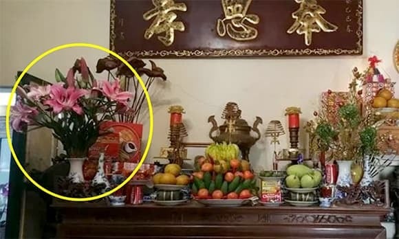 Trường hợp sử dụng hai bình hoa, chúng thường được đặt cân đối hai bên bàn thờ, trong khi mâm quả bày ở vị trí trung tâm, phía trước bát hương.